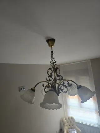 Lámpara de techo dorada y blanca