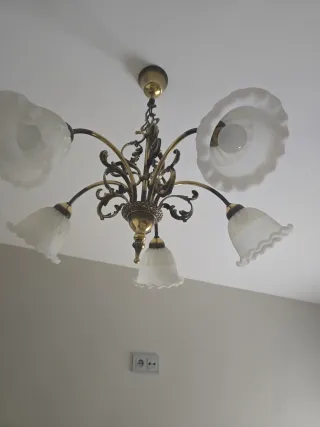 Lámpara de techo dorada y blanca