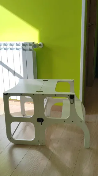 Torre de aprendizaje y pupitre 2 en 1