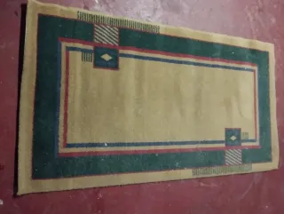 Alfombra beige y verde con diseño