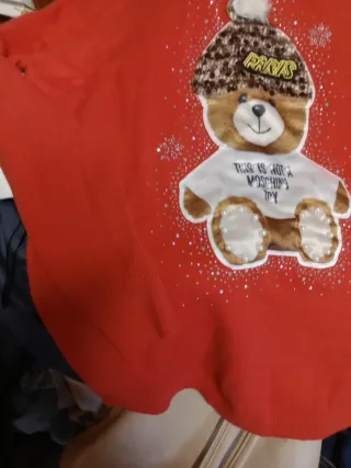 Jersey rojo con oso y pedrería