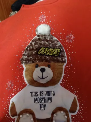 Jersey rojo con oso y pedrería