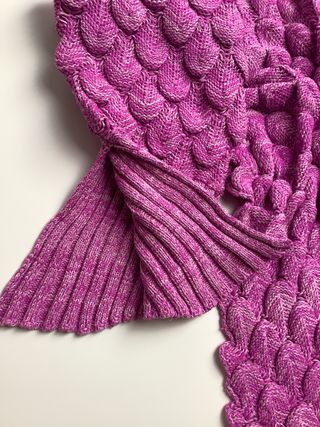 Manta de sirena morada tejida