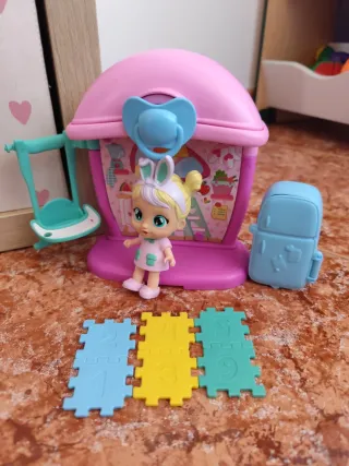 Muñeca con guardería y accesorios