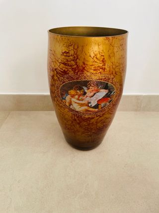 Vaso decorativo con cherubini