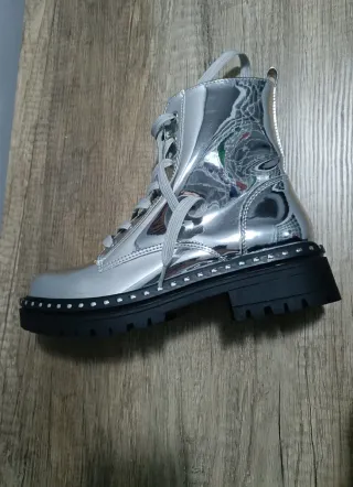 Botas militares plateadas. Nuevas