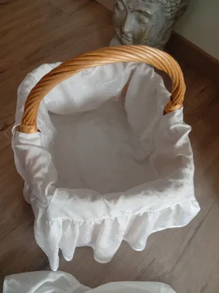 Cestas mimbre y tela para regalos boda