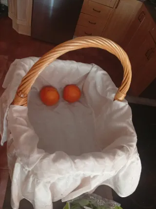 Cestas mimbre y tela para regalos boda