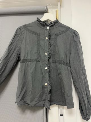 Blusa gris con volantes