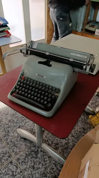 Máquina de escribir Olivetti Lettera 25
