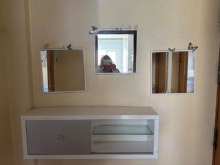 Recibidor blanco y gris con espejo