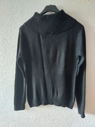 Jersey negro cuello alto con pedrería