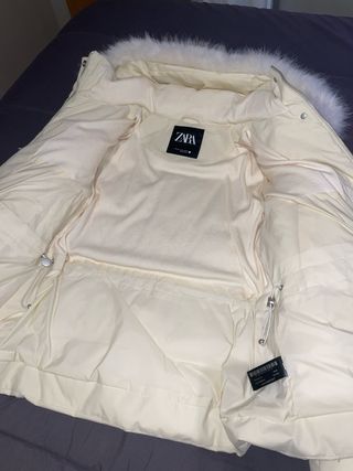 Abrigo Zara Blanco con Capucha y Pelo