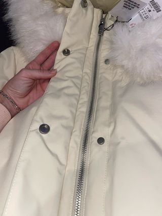 Abrigo Zara Blanco con Capucha y Pelo