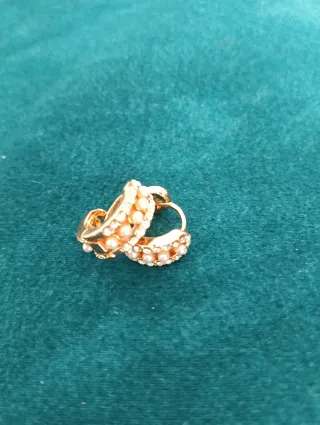 Orecchini a cerchio dorati con perle