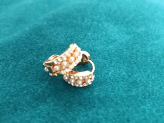 Orecchini a cerchio dorati con perle