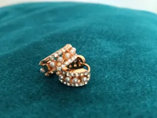 Orecchini a cerchio dorati con perle