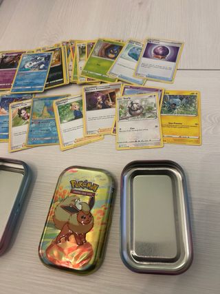 Cartas Pokémon y 2 Cajas