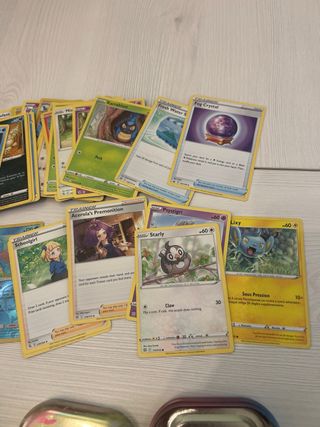 Cartas Pokémon y 2 Cajas