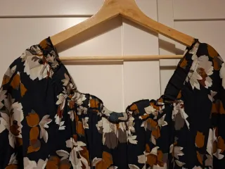 Vestido Gaia floral negro y multicolor