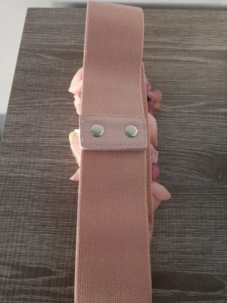 Cinturón elástico con flores rosas