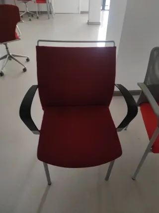Silla de oficina roja con base metálica