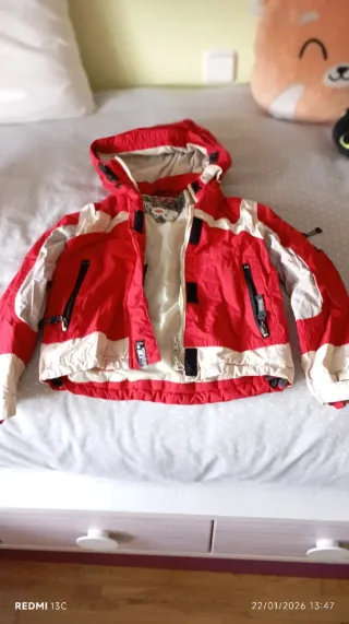 Traje de esquí rojo,talla 8. Da poca talla