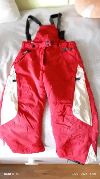 Traje de esquí rojo,talla 8. Da poca talla