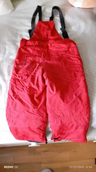 Traje de esquí rojo,talla 8. Da poca talla
