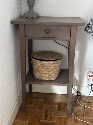 Comodini in legno e vimini