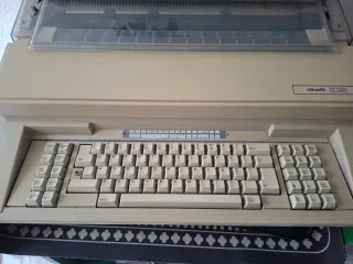 Máquina de escribir Olivetti ET 2400