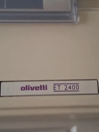 Máquina de escribir Olivetti ET 2400