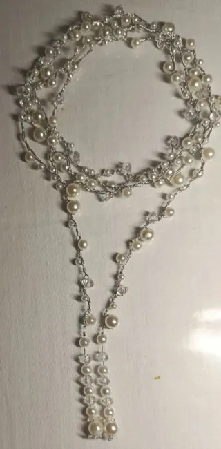 Collar de perlas y cristales plateado