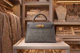 Borsa grigia con angeli, compresa di tracolla.