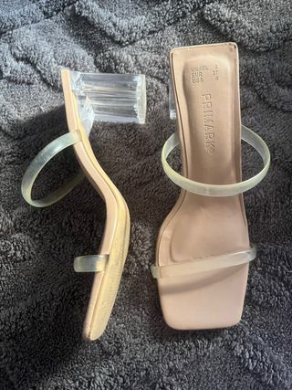 Sandalias Beige Tacón Transparente dos por 8€