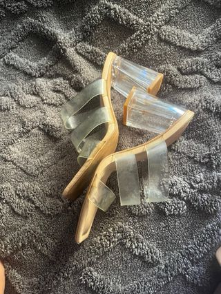 Sandalias Beige Tacón Transparente dos por 8€