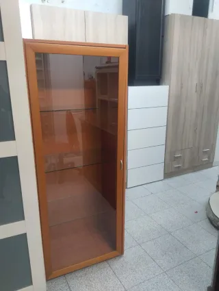 Estantería de madera y cristal