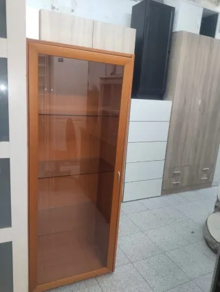 Estantería de madera y cristal