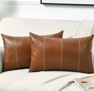 Dos funda cojín piel marrón con costuras