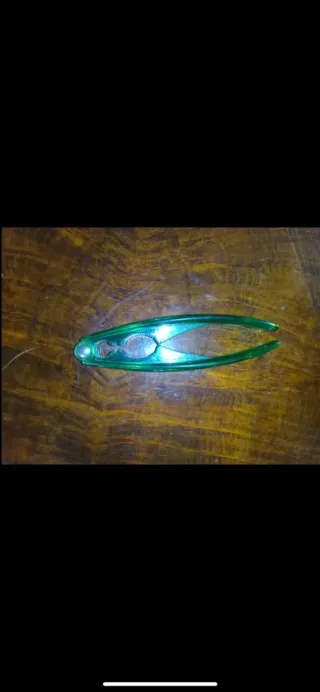 Schiaccianoci in plastica verde
