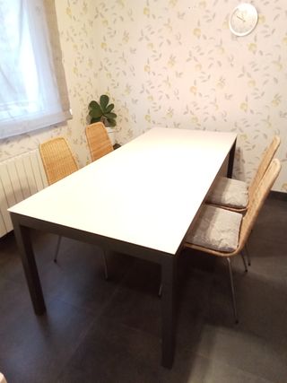 Mesa extensible y 4 sillas