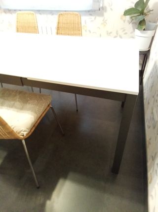 Mesa extensible y 4 sillas