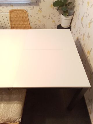 Mesa extensible y 4 sillas