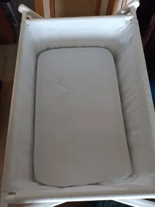 Minicuna con estampado de topitos y cuadros