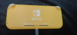 Nintendo Switch Lite Giallo + Custodia + 2 Giochi