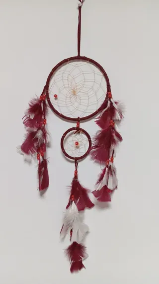 Atrapasueños con plumas y cuentas