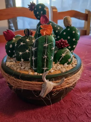 Cactus de piedra pintado a mano grande