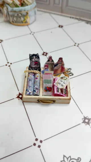 Casa delle bambole cassetto con accessori cucito