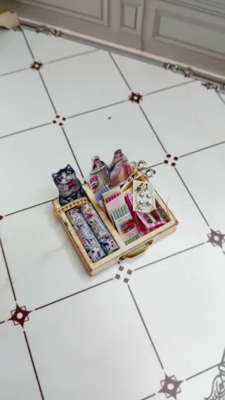 Casa delle bambole cassetto con accessori cucito