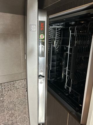 Lavavajillas AEG color metálico, buen estado